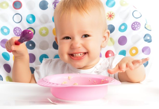 Svezzamento: quando dare al bimbo il cucchiaio per mangiare
