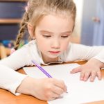 Come aiutare i bambini a scrivere bene con il Metodo Montessori