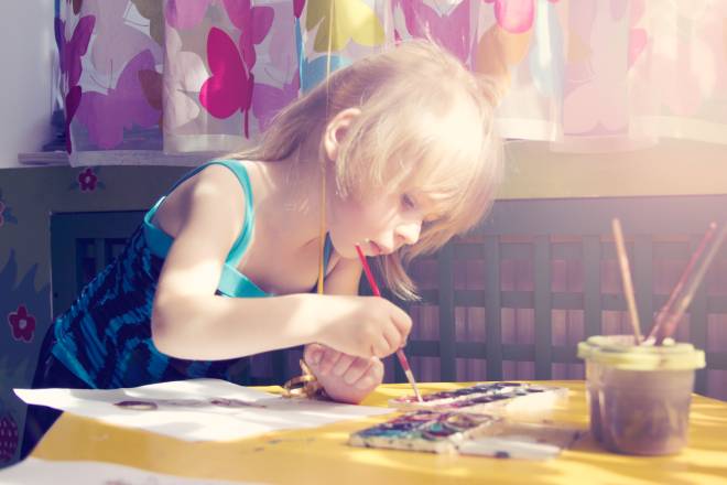 Bambine, bambini e pittura: come l'arte aiuta a sviluppare