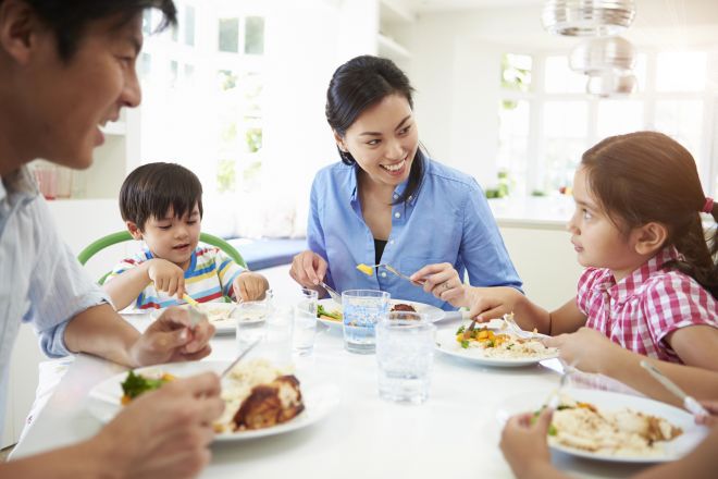 insegnare ai bambini a mangiare da soli